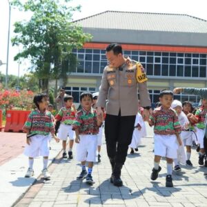 Keseruan Anak TK bertemu Kapolres Gresik Diajak Keliling Mapolres