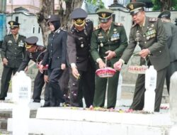 Semangat Patriotisme, Polres Gresik Ziarah ke Makam Pahlawan