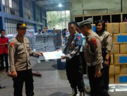 Pastikan Keamanan Logistik Pemilu, Polisi Jaga PT Temperina di Gresik