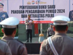 Kapolres Gresik Beri Buku Saku Panduan Pengamanan Pemilu 2024 dan Netralitas Polri