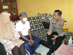 Kepedulian Kapolres Gresik Dengan Jenguk Anggota yang Sakit