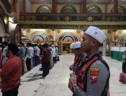 Cara Polres Gresik Pastikan Ibadah Aman Lakukan Patroli Sholat Tarawih ke Masjid