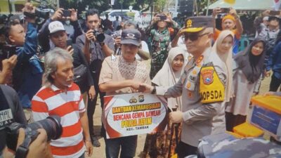 Kapolda Jatim Dampingi Kepala Staf TNI AL Serahkan Bansos Untuk Warga Bawean