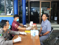 Cegah Kecelakaan di Jalan saat Mudik, Satlantas Polres Gresik gelar Pemeriksaan Kesehatan dan Tes Urine Puluhan Sopir Bus di Terminal