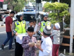 Srikandi Satlantas Polres Gresik Bagikan Makanan kepada Jamaah Setelah Sholat Jumat di Masjid