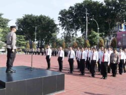 Polres Gresik Apresiasi Anggota Berprestasi Langsung Diberi Penghargaan