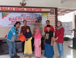 Tomy tristanto dan Kushendriawan CEO PT.Cipta Makmur Pertiwi Bagikan Sembako ke Warga Panceng Gresik