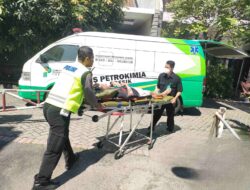 Polisi Gresik Gerak Cepat Bantu Evakuasi Korban Kebakaran Toko Roti