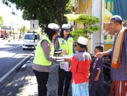 Srikandi Satlantas Polres Gresik Gelar Patroli dan Berbagi Makanan di Masjid Baitus Salam