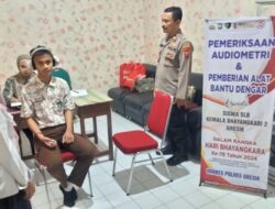 Hari Bhayangkara ke-78, Polres Gresik Beri Alat Bantu Dengar Anak Berkebutuhan Khusus