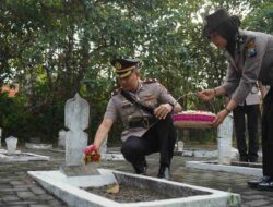 Polisi Gresik Tabur Bunga Peringati Hari Bhayangkara Ke-78 di TMP Kusuma Bangsa Sunan Giri