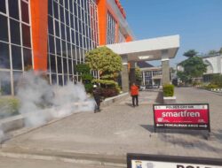Cegah Demam Berdarah, Polres Gresik Gelar Fogging di Mako dan Polsek Jajaran
