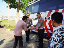 Jelang Hari Bhayangkara ke-78, Pemohon SIM Keliling Dapat Sarapan Gratis dari Satlantas Polres Gresik