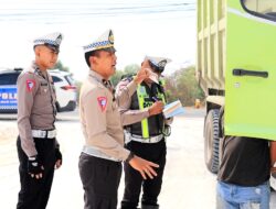 Satlantas Polres Gresik Tindak Puluhan Truk yang Tidak Menutup Muatan