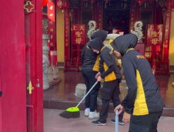Bakti Religi Polwan Polres Gresik Bersih-bersih Kelenteng, Bukti Toleransi dalam Peringatan Hari Jadi