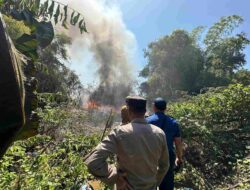 Polsek Kebomas Sigap Bantu PMK Padamkan Kebakaran di Lahan Kosong