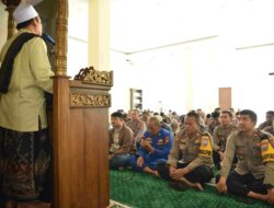 Pupuk Keimanan, Ustadz Zainul Arifin Ajak Personel Polres Gresik Tingkatkan Iman dan Taqwa