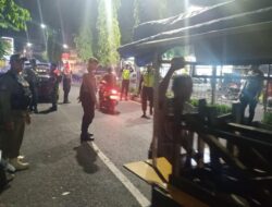 Bandel, Pol PP Gresik Turun Tangan Tertibkan Parkir Liar dan Pedagang Emperan Pasar Gresik