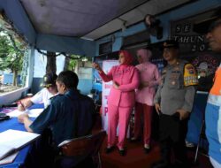 Bentuk Kepedulian, Bhayangkari Cabang Gresik Beri Semangat dan Bagi Bingkisan kepada Petugas Pengamanan Nataru