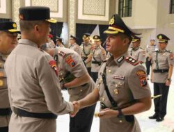 Sertijab Kapolres Gresik: Tongkat Komando dari AKBP Arief Kurniawan Beralih ke AKBP Rovan Richard Mahenu