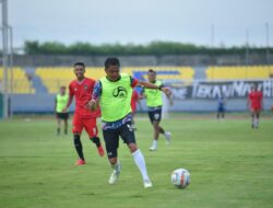Jalin Sinergitas Kapolres Gresik bersama Bupati Gresik Bermain Sepak bola Bersama