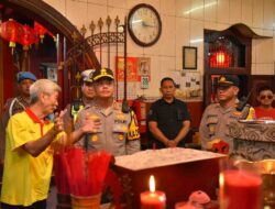 Kapolres Gresik Tinjau Langsung Pengamanan Perayaan Tahun Baru Imlek 2025 di Klenteng Kim Hin Kiong T.I.T.D
