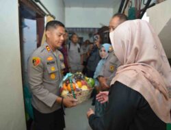 Bentuk Kepedulian Kapolres Gresik AKBP Rovan Jenguk Anggota yang Sakit dan Beri Dukungan