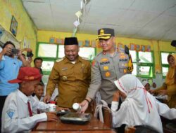 Kapolres dan Bupati Gresik Bagikan Makan Bergizi Gratis di SDN 71 Cerme