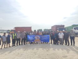 Satlantas Polres Gresik Gelar Edukasi Bagi Sopir Truk PT. KAS Manyar dalam Ops Keselamatan Semeru 2025