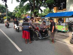 Berbagi Kebahagiaan, Kapolsek Sidayu Gresik Bagikan Nasi Bungkus diatas Becak