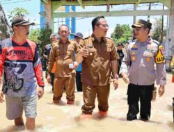 Kali Lamong Meluap, Kapolres Gresik Bersama Forkopimda Salurkan Bantuan