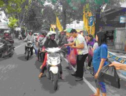 Aksi Wujud Toleransi Antar Umat Beragama, GBI Rock Gresik Bagikan Takjil Pada Pengguna Jalan