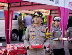 Indahnya Berbagi di Bulan Suci, Polres Gresik Bagikan Takjil kepada Pengendara
