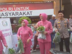 Polsek Cerme Gresik Bagikan Paket Sayur dan Ikan Segar kepada Pengendara