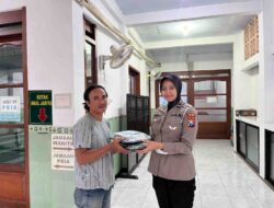 Satlantas Polres Gresik Berbagi Takjil di Mushola dan Masjid