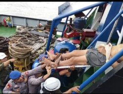 Sigap, Personil Pos PAM Polres Gresik Gercep Evakuasi Awak Kapal yang Pingsan di Pelabuhan Gresik