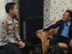 Tidak dapat Bus di Terminal, Bapak Jariman Dibantu Polres Gresik Pulang Kampung Hingga Sampai di Tujuan