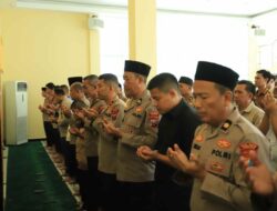 Polres Gresik Gelar Sholat Gaib untuk Tiga Polisi yang Gugur di Lampung