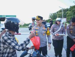 Satlantas Polres Gresik Kenduri Takjil Bumi Wali, Pengendara Sumringah