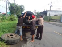 Gerak Cepat Polisi Bantu Warga Ganti Ban, Bantu Atasi Kemacetan di Menganti