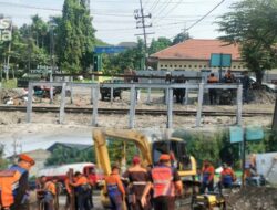 Usai Insiden Truk vs KA Jenggala, JPL No 11 dekat Stasiun Indro Gresik Ditutup