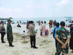 Polres Gresik Pastikan Ribuan Wisatawan di Pantai Dalegan Libur Lebaran Aman & Nyaman