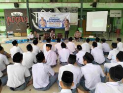 Polres Gresik Gelar Road Safety dan Coaching Clinic di Ponpes, Edukasi Santri Tertib Lalu Lintas