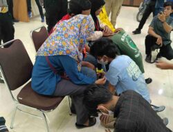 Remaja jadi Anggota Gangster, Sujud Menangis Depan Ortu di Mapolres Gresik