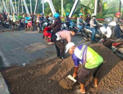 Polisi di Driyorejo Gresik Sigap Tambal Jalan Berlubang