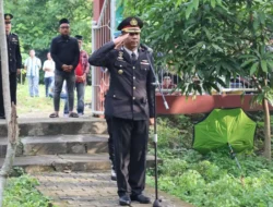 Berikan Penghormatan Terakhir, Wakapolres Gresik Pimpin Upacara Pemakaman Almarhum Iptu Soleh