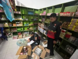 Tim Kalamunyeng Samapta Polres Gresik Amankan Puluhan Botol Miras dan Rokok Ilegal di Benjeng