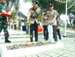 Kapolres Gresik Pimpin Ziarah dan Tabur Bunga di TMP Peringati HUT Bhayangkara ke-79