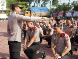 Kapolres Gresik Pimpin Upacara Korp Raport Kenaikan Pangkat di Mapolres Gresik, 58 Anggota Naik Pangkat
