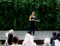 Peringati Hari Yoga Internasional,Hotel Santika Gresik Gelar Acara Yoga Bersama di Samping Kolam Renang